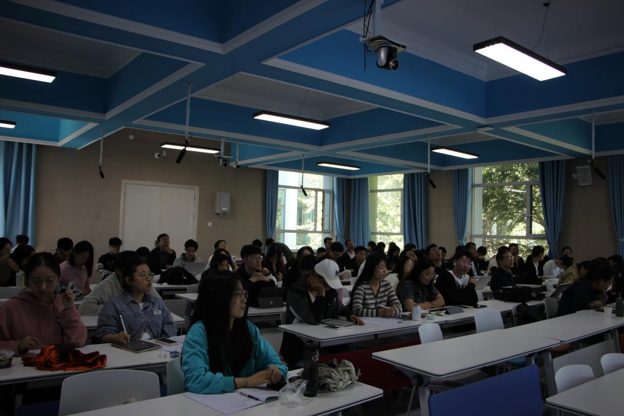 3.我校师生在讲座现场.jpg 3.我校师生在讲座现场.jpg