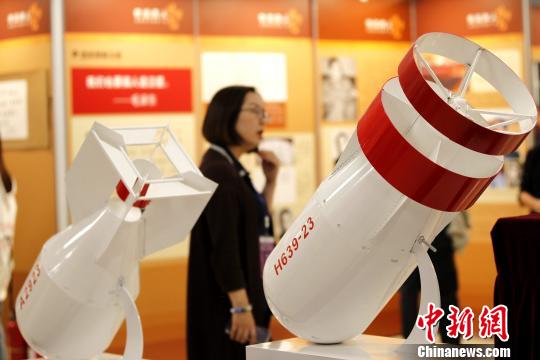 图为中国第一颗氢弹模型。　张添福 摄